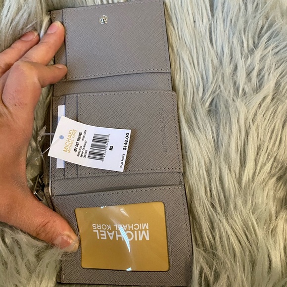 Michael Kors LG crossbody with matching wallet - Picture 6 of 6